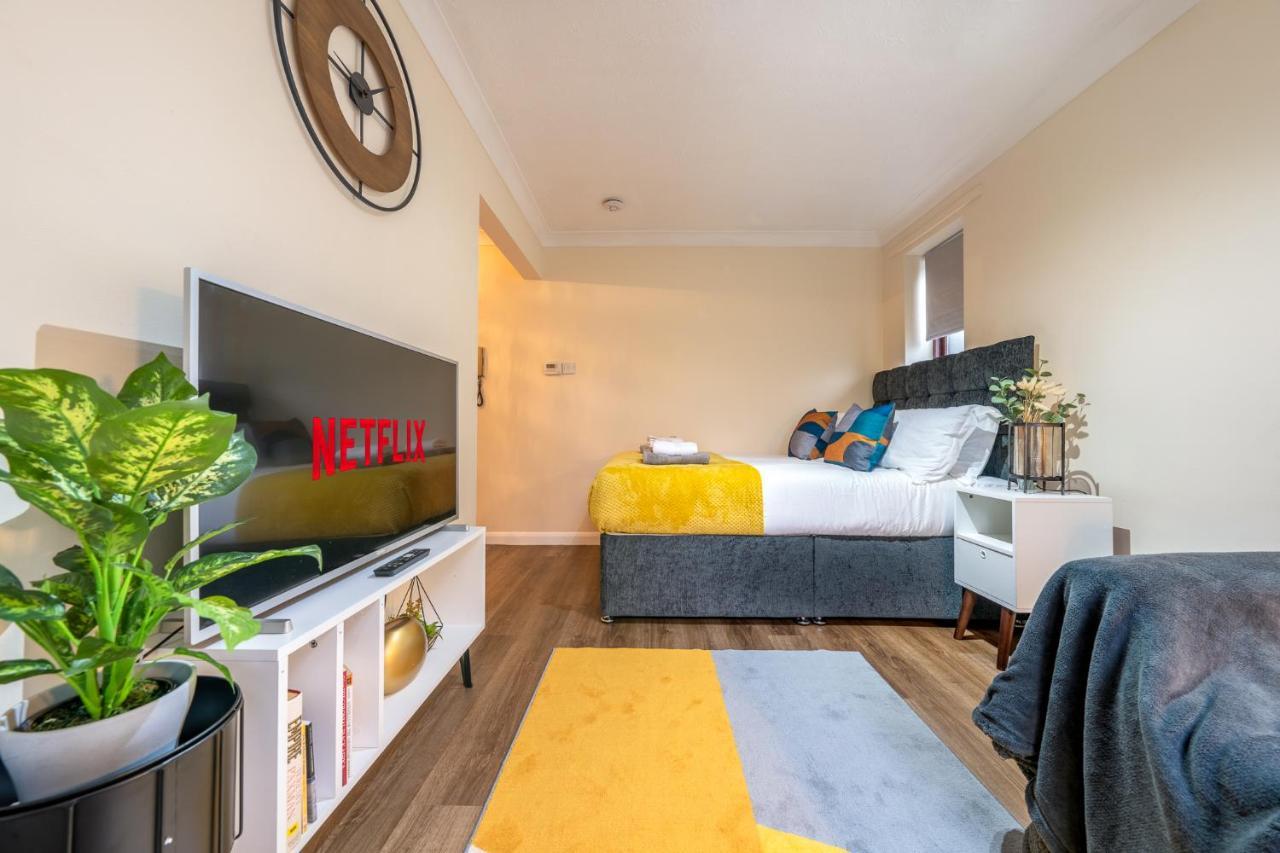 Grange Studio Apartment - Heathrow Staines-upon-Thames Ngoại thất bức ảnh