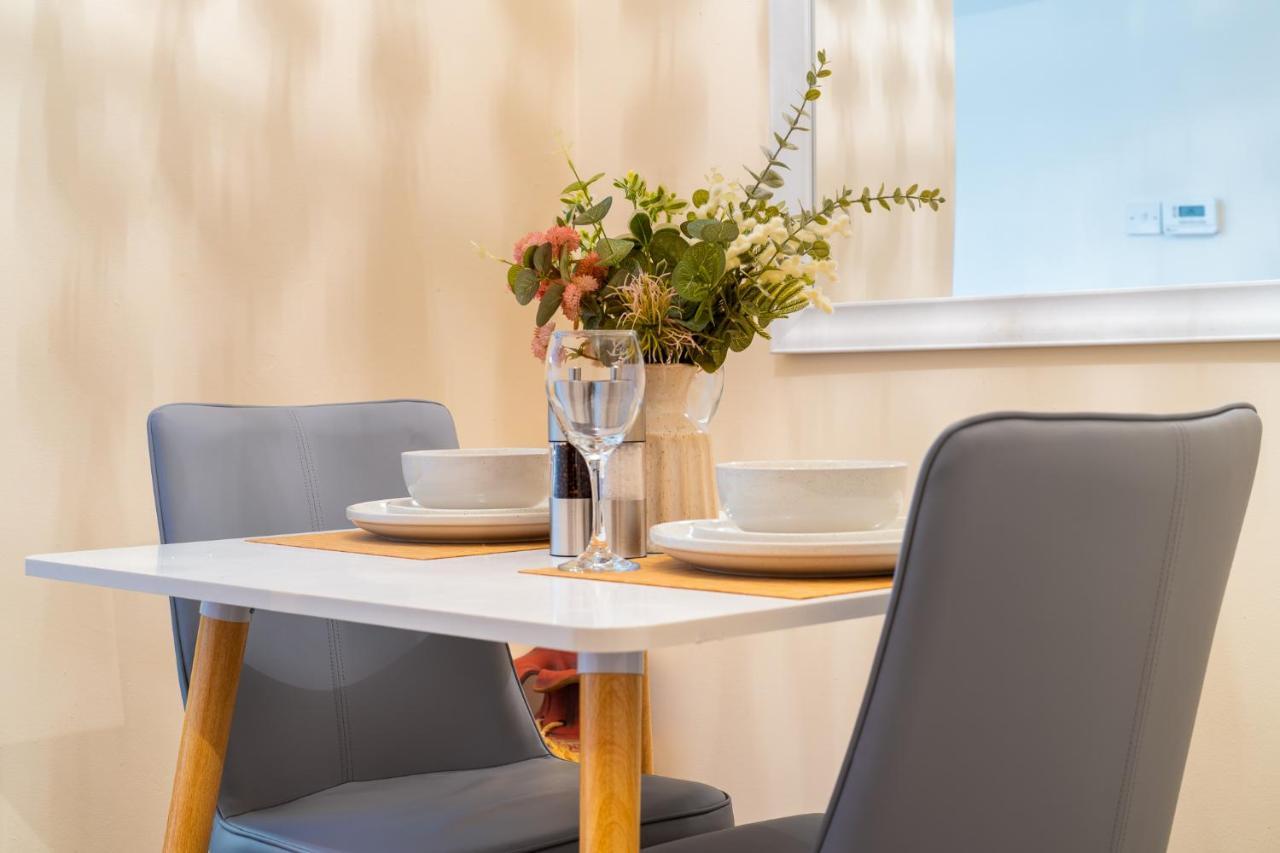 Grange Studio Apartment - Heathrow Staines-upon-Thames Ngoại thất bức ảnh